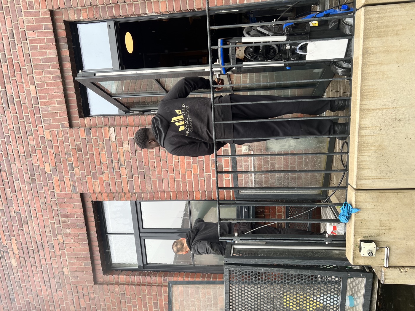 Royal-Lux Team bei der Reinigung einer großen Glasfront