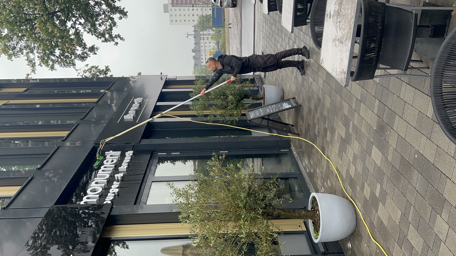Royal-Lux reinigt die Glasfront eines Restaurants